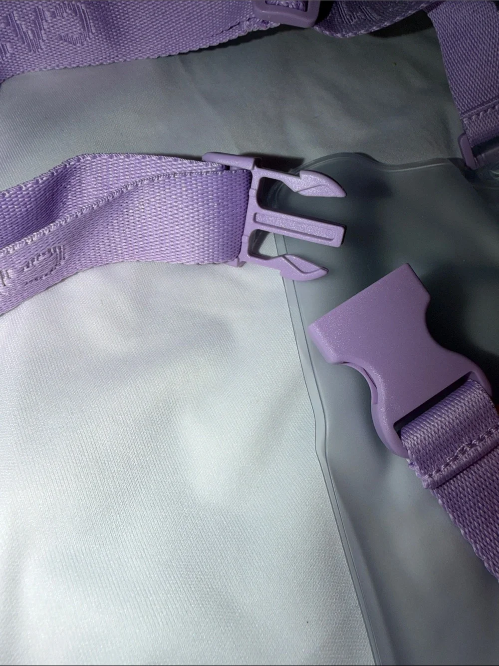 A BEAUTY-NEW case-mate Iridescent Waterproof Phone Belt Bag/Crossbody Strap.